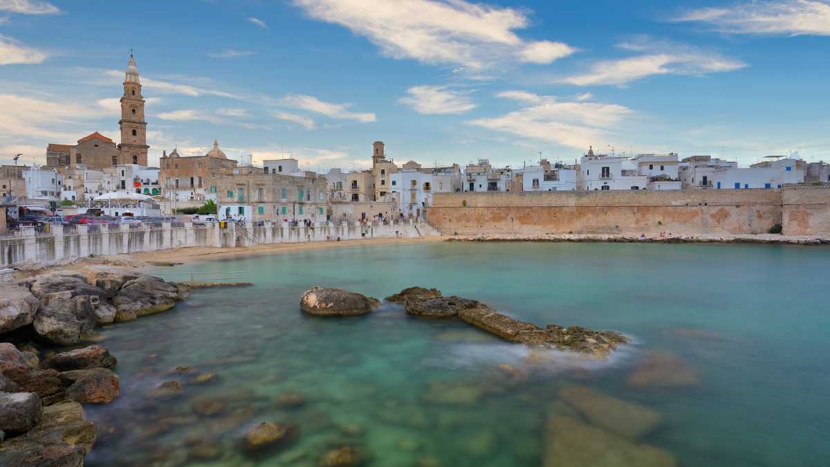 Monopoli: le fortificazioni costiere tra storia e itinerari a piedi
